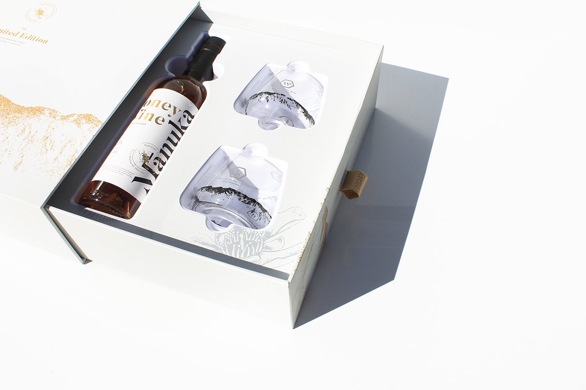 MānukaHoney蜂蜜風(fēng)味葡萄酒品牌包裝設(shè)計欣賞，葡萄酒品牌，酒品牌設(shè)計，酒品牌策劃，酒品牌全案策劃，酒品牌形象塑造，深圳品牌設(shè)計，深圳品牌策劃，深圳品牌全案策劃，深圳品牌形象塑造，左右格局    