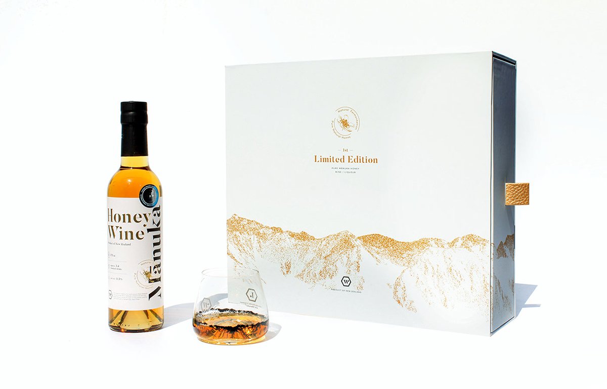 MānukaHoney蜂蜜風(fēng)味葡萄酒品牌包裝設(shè)計欣賞，葡萄酒品牌，酒品牌設(shè)計，酒品牌策劃，酒品牌全案策劃，酒品牌形象塑造，深圳品牌設(shè)計，深圳品牌策劃，深圳品牌全案策劃，深圳品牌形象塑造，左右格局    