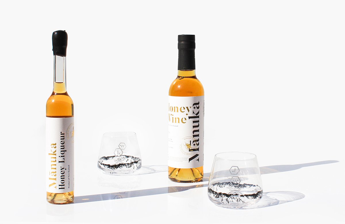 MānukaHoney蜂蜜風(fēng)味葡萄酒品牌包裝設(shè)計欣賞，葡萄酒品牌，酒品牌設(shè)計，酒品牌策劃，酒品牌全案策劃，酒品牌形象塑造，深圳品牌設(shè)計，深圳品牌策劃，深圳品牌全案策劃，深圳品牌形象塑造，左右格局    
