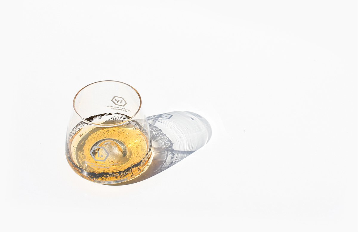 MānukaHoney蜂蜜風(fēng)味葡萄酒品牌包裝設(shè)計欣賞，葡萄酒品牌，酒品牌設(shè)計，酒品牌策劃，酒品牌全案策劃，酒品牌形象塑造，深圳品牌設(shè)計，深圳品牌策劃，深圳品牌全案策劃，深圳品牌形象塑造，左右格局    