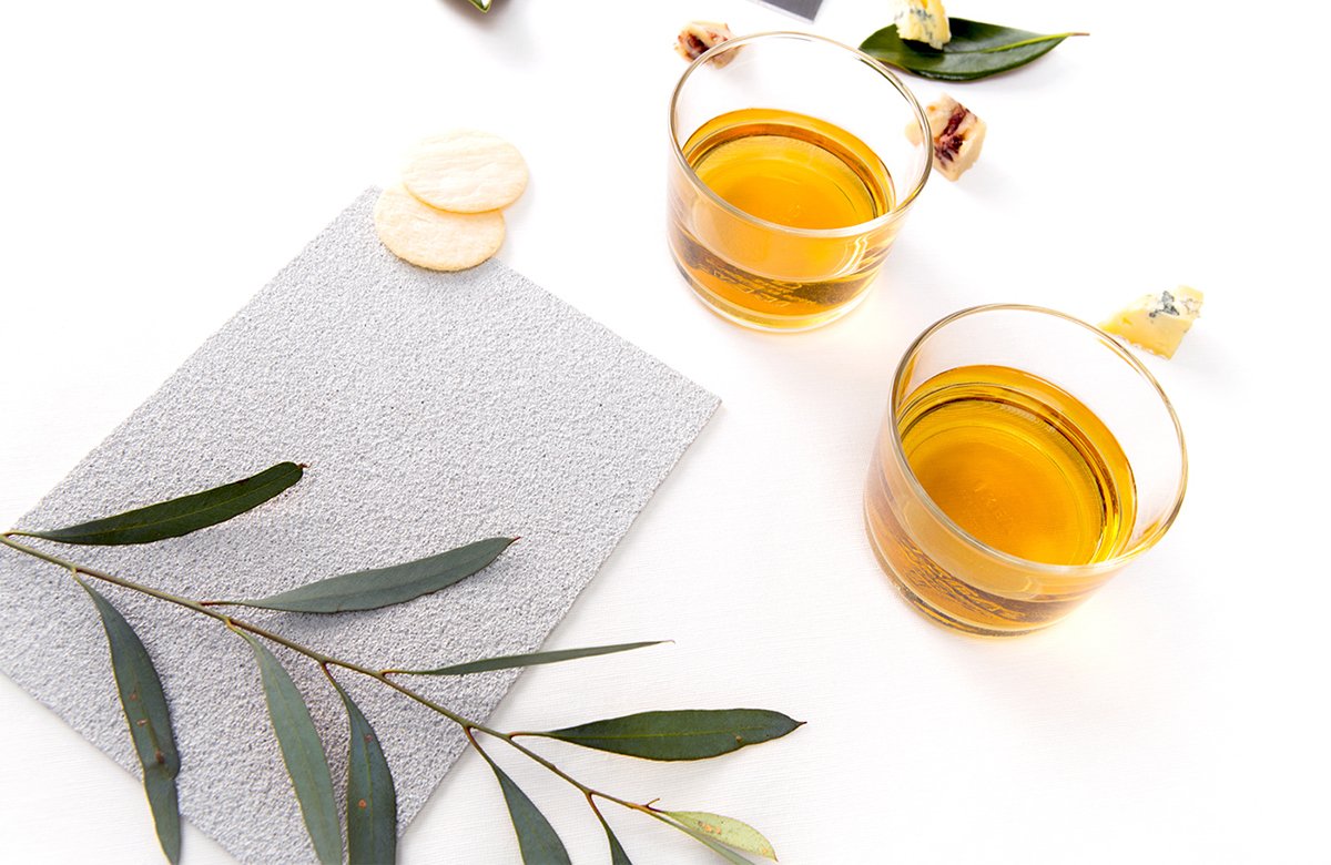 MānukaHoney蜂蜜風(fēng)味葡萄酒品牌包裝設(shè)計欣賞，葡萄酒品牌，酒品牌設(shè)計，酒品牌策劃，酒品牌全案策劃，酒品牌形象塑造，深圳品牌設(shè)計，深圳品牌策劃，深圳品牌全案策劃，深圳品牌形象塑造，左右格局    